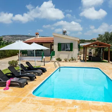 Sleeps 4 With Pool And Air Con