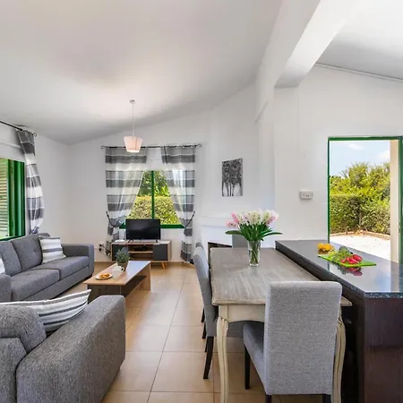 Sleeps 4 With Pool And Air Con Vilă *