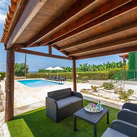 Sleeps 4 With Pool And Air Con