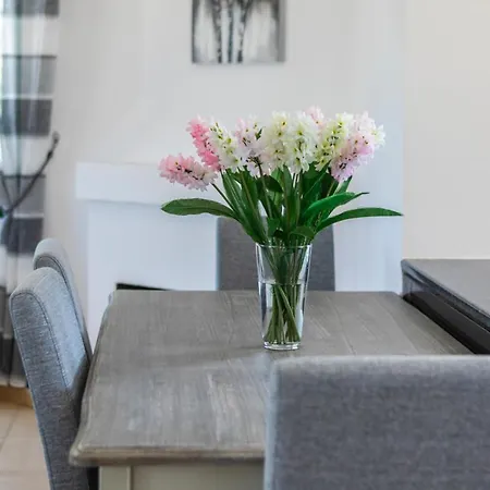Sleeps 4 With Pool And Air Con Willa