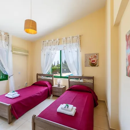 Вилла Sleeps 4 With Pool And Air Con