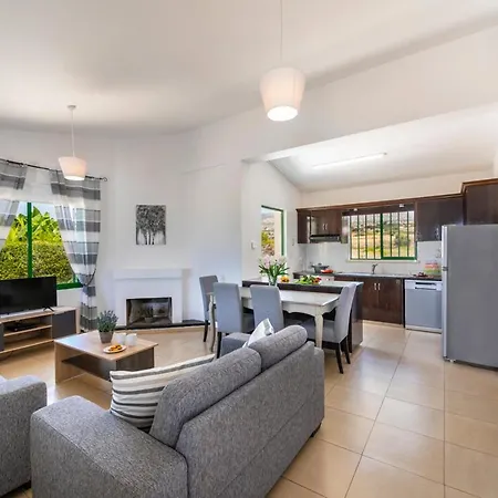Sleeps 4 With Pool And Air Con Вилла